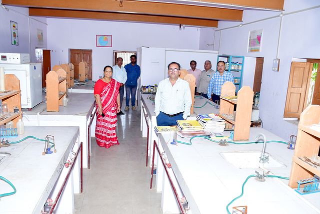 Chemsitry Lab - Smt. Gomati Devi T.T. College